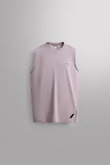 Musculosa de entrenamiento Zara Athleticz, confeccionada en tejido técnico ligero y elástico con zonas perforadas para mayor transpirabilidad. Presenta cuello redondo, corte regular fit y detalle de logo estampado en el pecho y el ruedo.