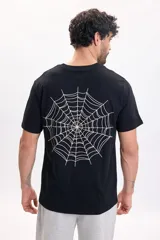 Remera negra de manga corta con estampado de tela de araña en la espalda.
