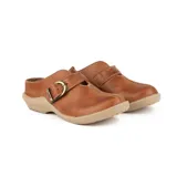 Zueco de cuero marrón con suela de goma, detalle de tira ajustable con hebilla metálica en el empeine y costuras visibles.