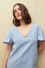 Vestido corto negro con escote en V y mangas cortas con volados.