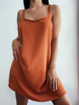 Vestido corto negro de breteles finos.