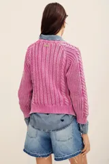Sweater de tejido de punto con efecto acid wash, cuello redondo, mangas largas y diseño con trenzas y ribetes elásticos en puños y dobladillo.
