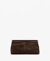 Bolso de mano tipo clutch confeccionado en piel bovina de textura suave, con cierre superior de cremallera.