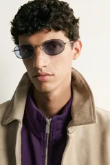 Cazadora relaxed fit de piel y ante color beige, con cuello solapa, manga larga con puño, bolsillos delanteros con solapa y cierre frontal oculto con cremallera y botones a presión.