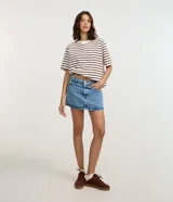 Remera oversized de algodón BCI, color blanco con rayas horizontales negras, cuello redondo y mangas cortas.