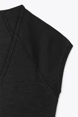 Camiseta color crudo de corte slim fit, con escote en pico, manga corta y tejido de punto acanalado.