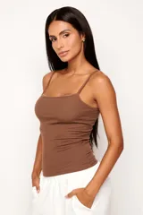 Musculosa de viscosa acanalada con elastano, de calce ajustado al cuerpo. Presenta escote recto y breteles finos regulables.