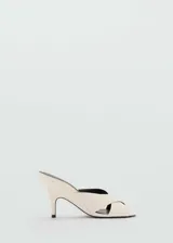 Sandalias de tacón alto tipo embudo color beige, con diseño de tiras cruzadas en el empeine y puntera abierta.
