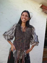 Top tejido al crochet color rojo con flecos.