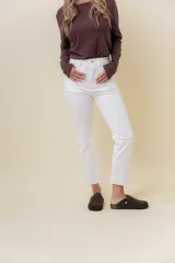 Pantalón de jean negro, corte recto, tiro medio-alto y largo al tobillo.