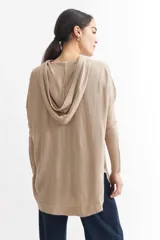 Sweater azul marino de tejido de punto fino, corte holgado, mangas 3/4 y capucha con cordón ajustable.