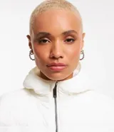 Campera ultra leve Blue Steel, confeccionada en poliamida, con diseño de gajos, capucha, cierre frontal por cremallera, bolsillos laterales con botones y elástico en los puños.