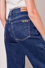 Pantalón de jean azul oscuro, de corte recto y tiro alto.