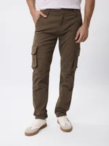 Pantalon cargo de gabardina color negro, con corte regular fit, tiro medio, cierre de boton y cremallera, y bolsillos laterales tipo cargo.