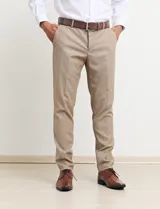 Ambo de dos piezas color tostado, compuesto por un saco entallado de dos botones y pantalón de vestir de corte recto.