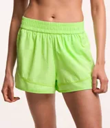Bermuda runner deportiva Get Over de microfibra ligera color verde lima, con cintura elástica y diseño con textura microperforada.