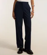 Pantalón de corte recto y estilo sastre, color azul marino, con bolsillos laterales tipo cuchillo y cierre frontal.