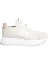 Zapatillas urbanas Calvin Klein de estilo runner, color blanco hueso con logo CK en el lateral y detalle rosa en el talón. Suela de plataforma blanca con dibujo dentado.