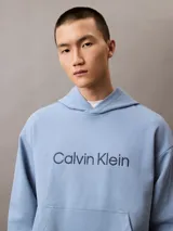 Buzo con capucha celeste de algodón con logo Calvin Klein estampado en el pecho. Tiene bolsillo tipo canguro, puños y dobladillo acanalados, y corte relaxed.