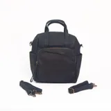 Mochila urbana color negro con diseño de doble compartimento frontal con cierre, asas superiores y correas ajustables y extraíbles.