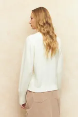 Sweater color beige con cuello redondo, mangas largas y diseño calado.