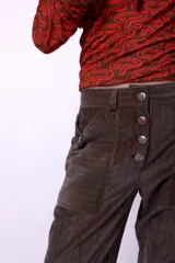 Pantalón wide leg color ladrillo de tela texturizada con cierre de botones.