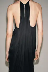 Vestido largo de Zara Woman Collection, confeccionado en tejido satinado negro. Presenta escote en V pronunciado, tirantes finos y un diseño con drapeado fluido en todo el frente.
