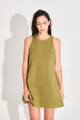 Vestido corto verde militar de gabardina, con escote redondo y corte recto.