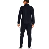 Conjunto deportivo Under Armour para hombre, compuesto por una campera con cierre frontal y cuello alto, y un pantalón de corte ajustado. Ambas piezas presentan el logo de la marca en color negro y franjas laterales oscuras.