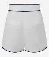 Short sastre de cintura alta confeccionado en crepé color blanco, con botones delanteros metalizados, cierre lateral por cremallera, bolsillos falsos atrás y bies contrastante en color negro.