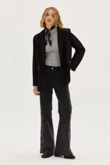 Bota tipo chelsea de cuero marrón con paneles laterales elásticos, taco cuadrado y punta cuadrada.