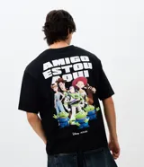 Remera negra de algodón con cuello redondo, mangas cortas y corte amplio, con gran estampado en la espalda de los personajes de Toy Story y la frase "Amigo, estou aqui".