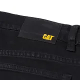 Jeans de corte recto y tiro medio, confeccionados en denim negro con acabado stone wash. Presenta diseño clásico de cinco bolsillos, cierre con cremallera y detalles de marca como remaches con logo y parche trasero.