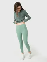 Polera de manga larga deportiva en color verde melange, con cuello redondo y diseño ajustado. Presenta aberturas para los pulgares en los puños y un pequeño logo bordado en el pecho.