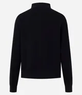 Suéter femenino de punto color blanco, con cuello alto y cierre frontal parcial con cremallera. Presenta un diseño básico de manga larga con puños y ruedo acanalados.