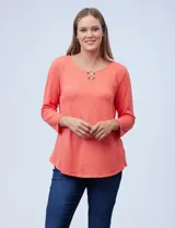 Blusa azul de tejido piqué, marca Ruby Rd. Tiene cuello redondo, escote en V y aplique metálico dorado.