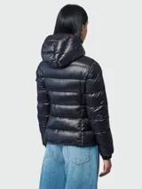 Campera puffer Moncler modelo Glesse, color negro, con diseño acolchado horizontal, capucha ajustable, cierre frontal y bolsillos laterales con cierre. Cuenta con un bolsillo con solapa y parche del logo en la manga izquierda.