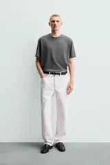 Camiseta regular fit de color beige, confeccionada en tejido de algodón compacto, con cuello redondo y manga corta.