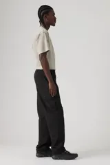Pantalón cargo negro de corte recto con bolsillos laterales con fuelle y solapa con botón a presión. Tiene bolsillos delanteros y traseros.