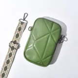 Porta celular verde con diseño acolchado y correa de tela estampada.