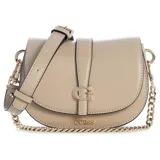 Cartera tipo bandolera Guess modelo Carrie, color beige, con estructura firme y cierre superior. Presenta logo metálico frontal, detalles en dorado y correa combinada de cuero sintético y cadena metálica.