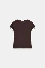 Camiseta de corte slim fit, color verde militar, con cuello redondo y manga corta. Presenta vivos de contraste blancos en el ruedo de las mangas y en el bajo.