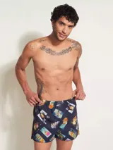 Bóxer de algodón blanco con estampado de flores pequeñas color celeste, con cintura elástica y logo de la marca en el centro.