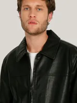 Campera clásica de poliuretano color negro para hombre, de marca Tommy Hilfiger. Posee cuello camisero, cierre frontal con cremallera, bolsillos frontales y puños ajustables.
