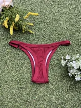 Conjunto de bikini bordó con corpiño triangular fijo y bombacha colaless regulable. Incluye abertura para agregar tazas soft.