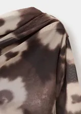 Vestido midi de manga larga con cuello asimétrico y diseño entallado. Presenta un estampado floral en tonos marrones y beige, con detalle drapeado en la cintura y forro interior.