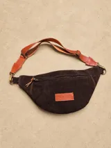 Riñonera de cuero color marrón oscuro, con bolsillo frontal con cierre, correa regulable en tono tostado y detalles de herrajes metálicos. Incluye etiqueta frontal con la marca.