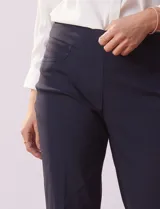 Pantalon de gabardina elastizada en color azul marino, de corte recto y tiro alto con cintura elástica. Presenta bolsillos simulados en la parte delantera y bolsillos aplicados en la parte trasera.
