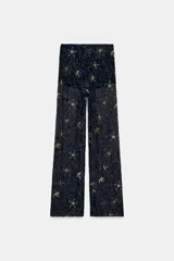 Pantalón de tiro alto, pierna recta y forro interior tipo shorts. Confeccionado en tejido negro con bordado floral en lentejuelas y abalorios dorados.
