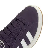 Championes Adidas modelo Campus 00s, color violeta oscuro con las icónicas tres tiras laterales en blanco. Presentan una silueta clásica de perfil bajo, confeccionados en gamuza con suela de goma en tono claro.